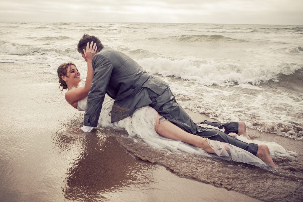 Enlacement amoureux dans le creux des vagues