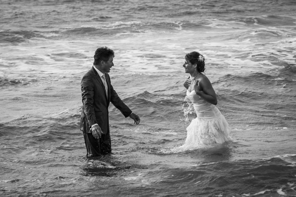 Les mariés, un amour inoubliable dans les vagues