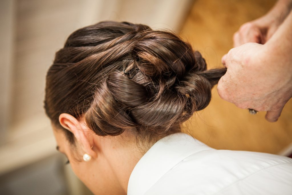 Une coiffure sobre et esthétique