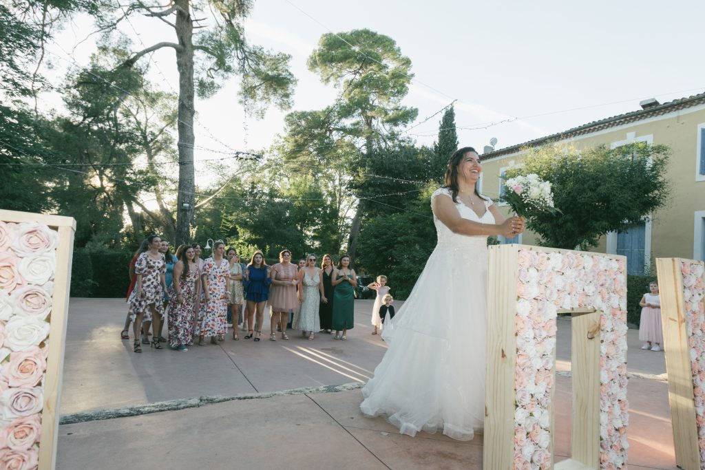 Lancer de bouquet dans un beau domaine