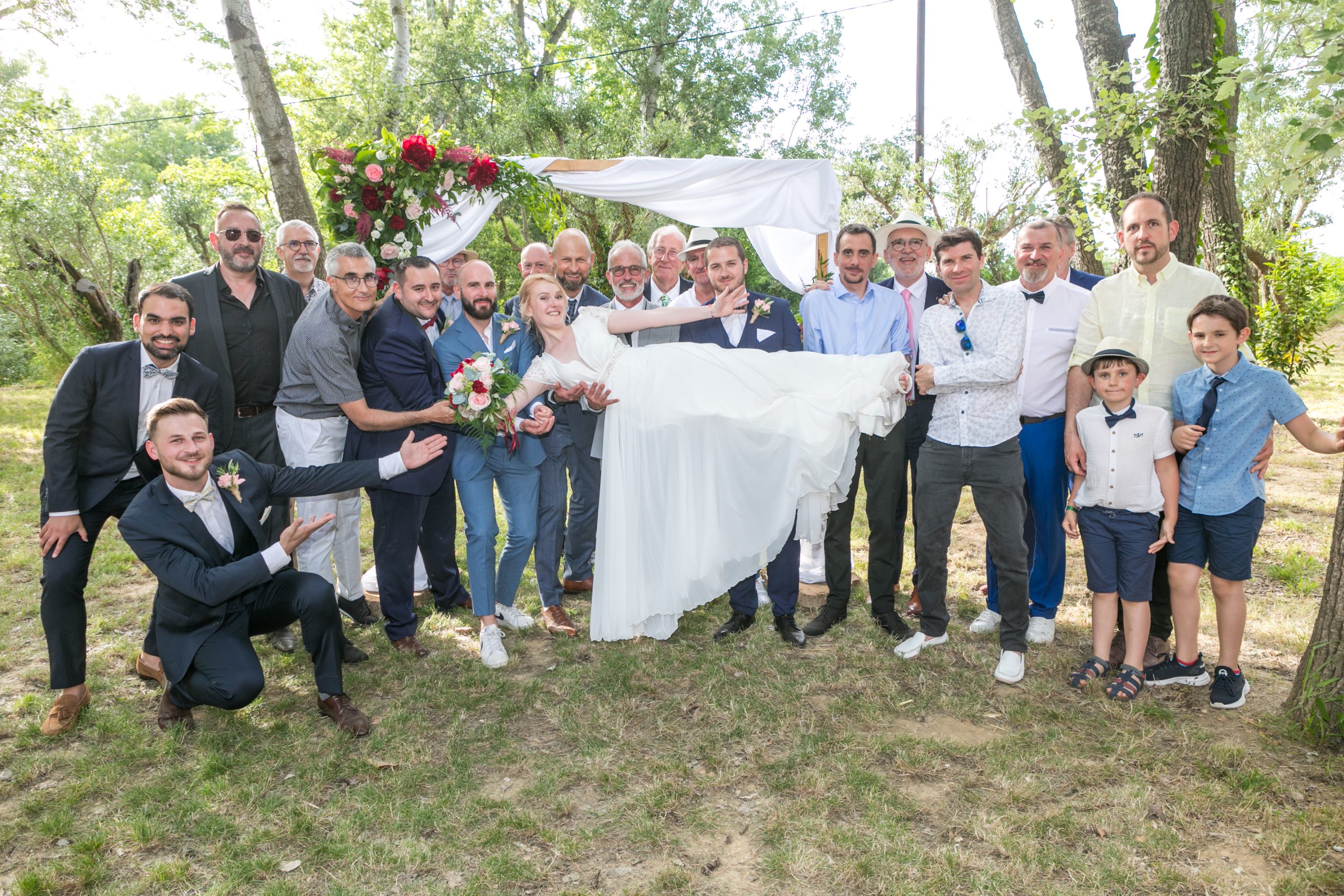 Photo de la mariée entourée d'hommes