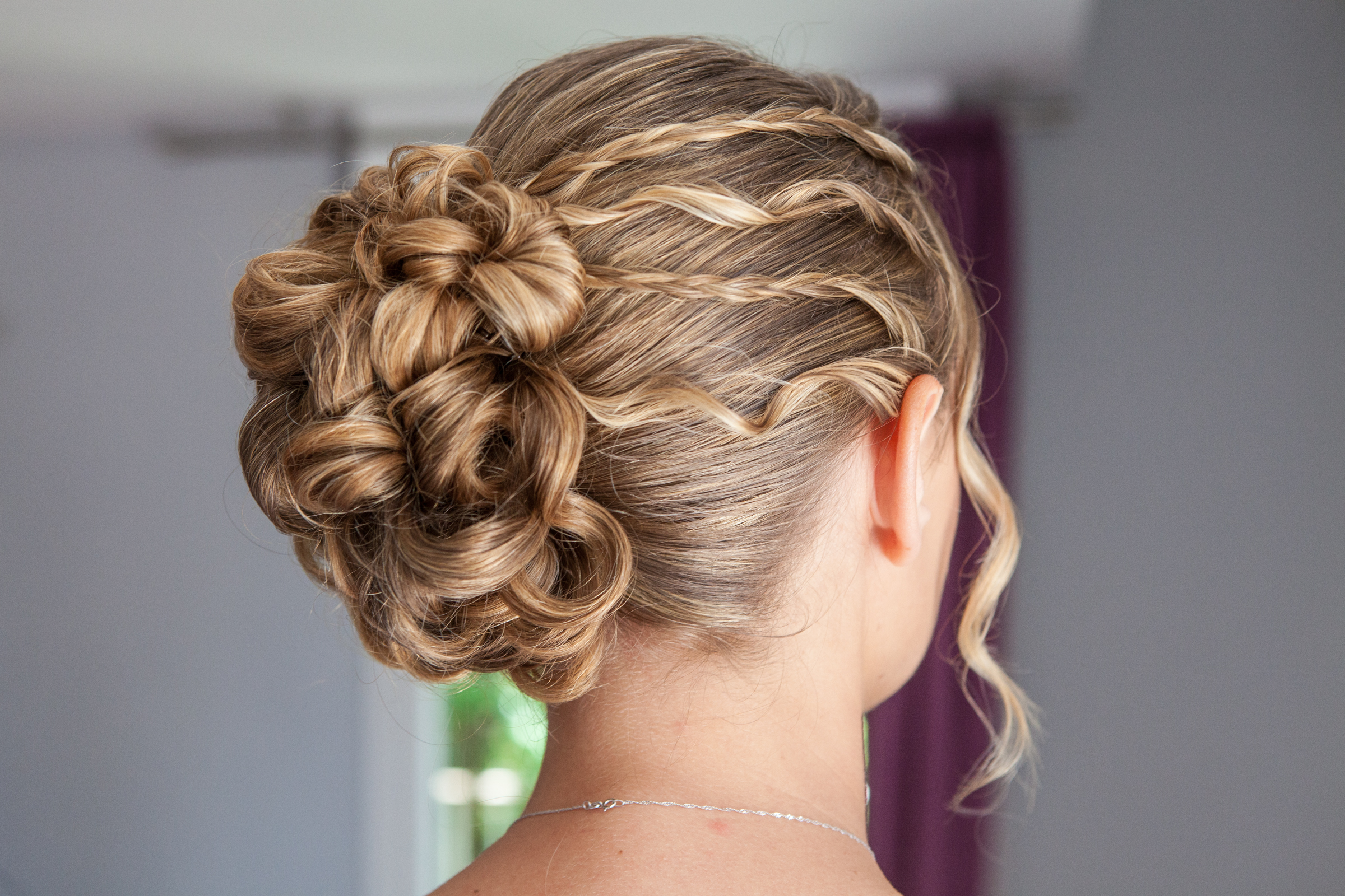 Une belle coiffure de mariage avec un chignon original