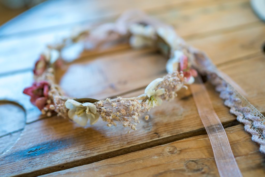 Douceur florale couronnant la beauté de la mariée